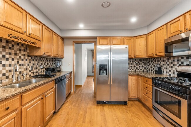 Building Photo - 336 N Walnut St