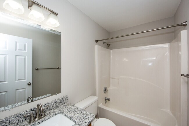 Building Photo - Great 3BD/2.5BA Home in Desirable Highland Creek!