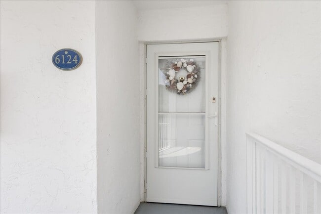 Building Photo - 6124 S River Run Dr