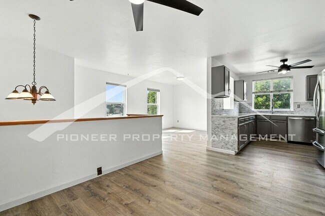 Building Photo - Spacious Home with Washer/Dryer and Centra...