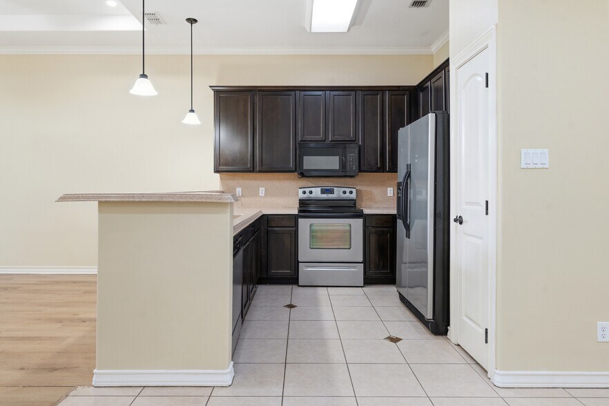 Building Photo - 722 Wellington Ave