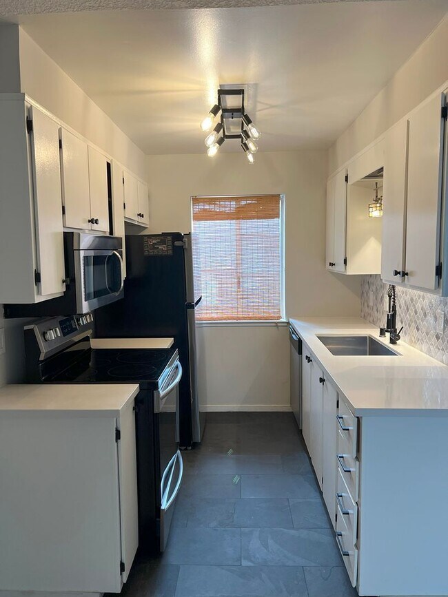 Building Photo - UPDATED TOWNHOME, COMMUNITY POOL, BRIGHT R...