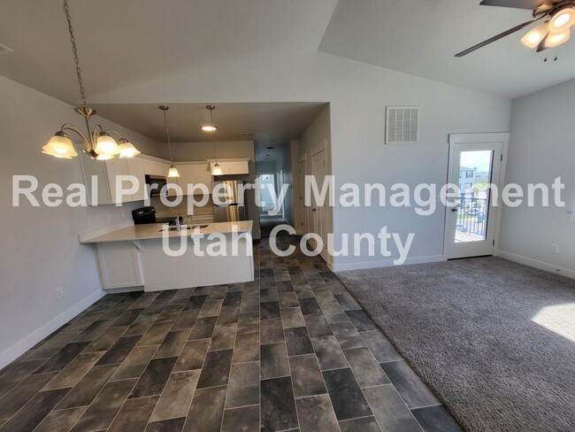 Building Photo - Small Pet Friendly Lehi Condo