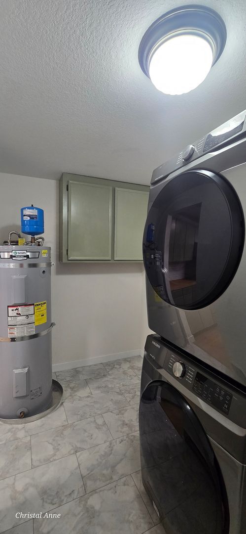 Building Photo - Updated 2 bedroom with a bonus room