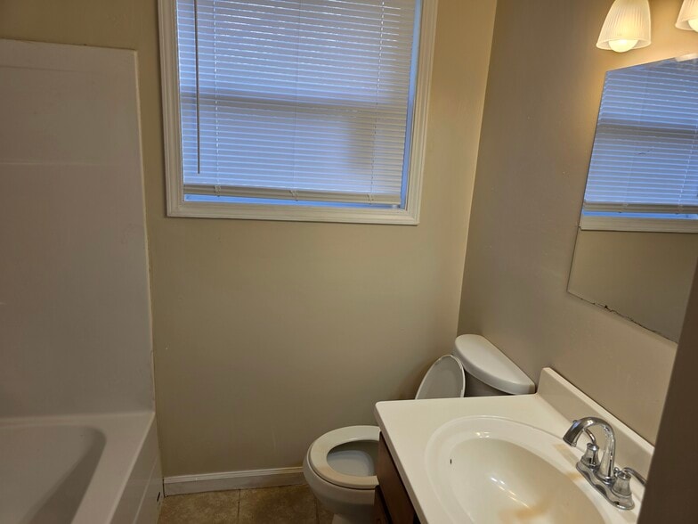 Full Bathroom - 785 Gadsden St