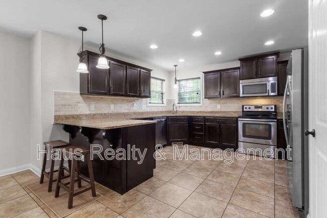 Building Photo - 752 Cavalier Dr