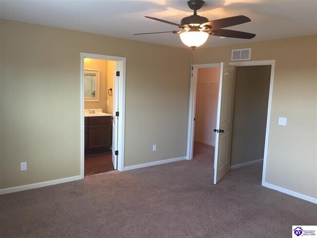 Building Photo - 156 Vineland Pl Dr