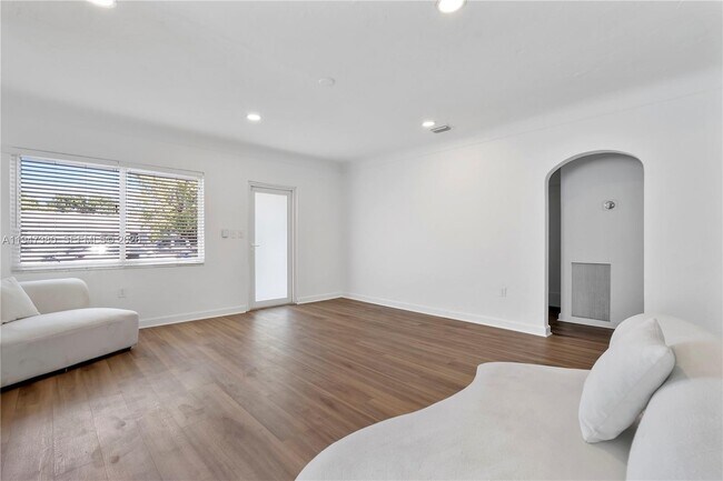 Building Photo - 2350 SW 26th St