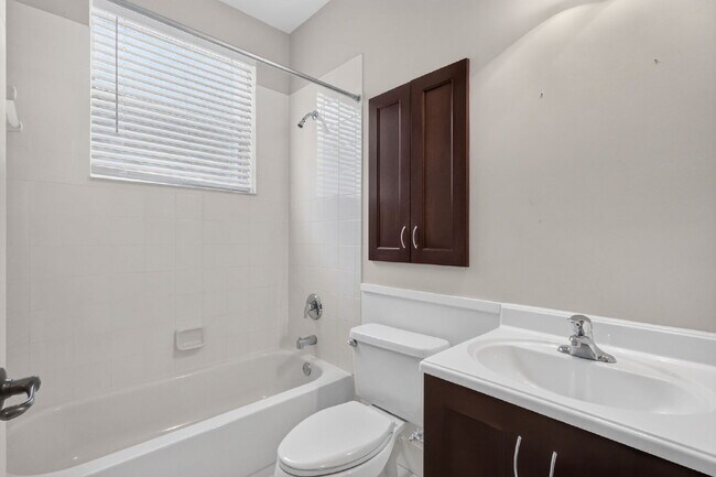 Building Photo - "Charming 2 Bed plus Den, 2-Bath Townhouse with 1500 Sq Ft of Comfort in Greenacres!"