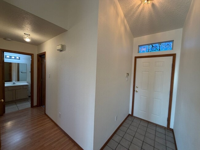 Building Photo - 3 Bedroom Single Story Home Available Near Unser Blvd NW & Ladera Dr NW!