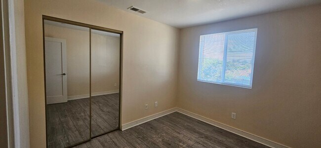 Building Photo - 85(1631)