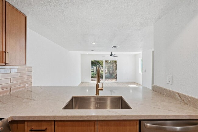 Building Photo - 122 S Hardy Dr