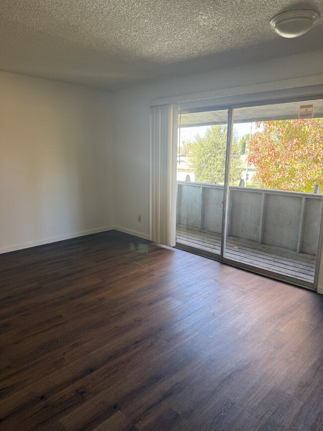 Building Photo - Refreshed 2 Bed, 1 Bath Tracy Apartment