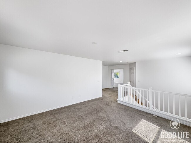 Building Photo - Stylish 4B/3BA Home with Upgraded Kitchen ...