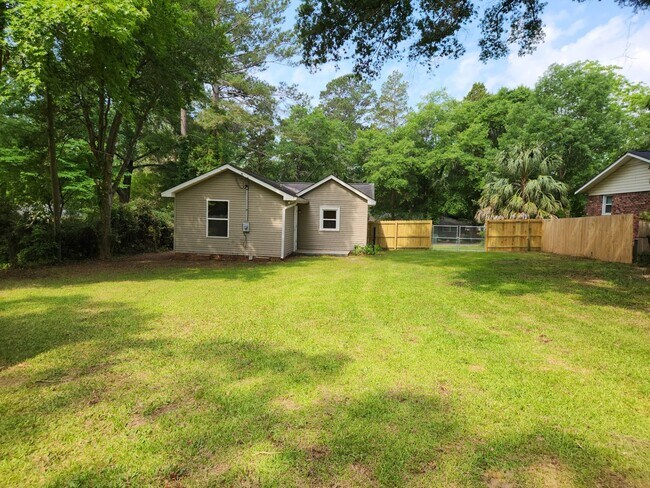 Building Photo - Lovley 3 Bedroom 2 Bath