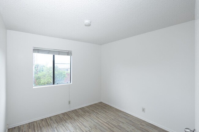 Building Photo - Spacious 3 Bedroom  2.5 Bath | East Ventura | Unfurnished