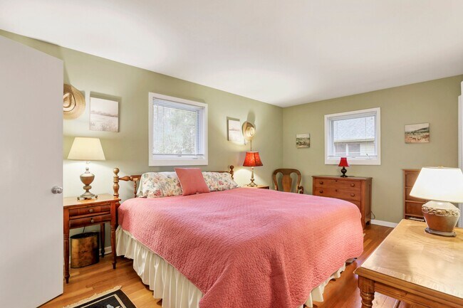 Bedroom #2 withe ensuite half bath and King bed and huge closet - 162 Denison Dr