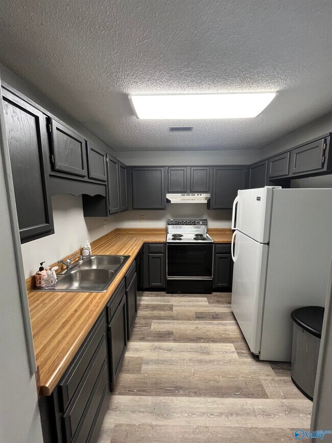 Building Photo - 317 Chateau Dr SW