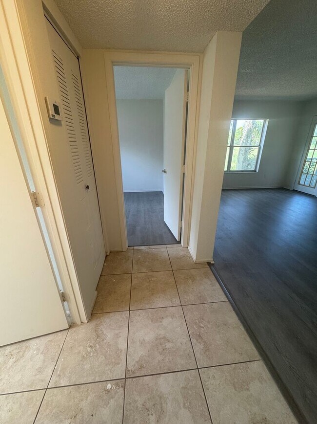 Building Photo - 2BR/2BA Downstairs Condo in Country Club V...
