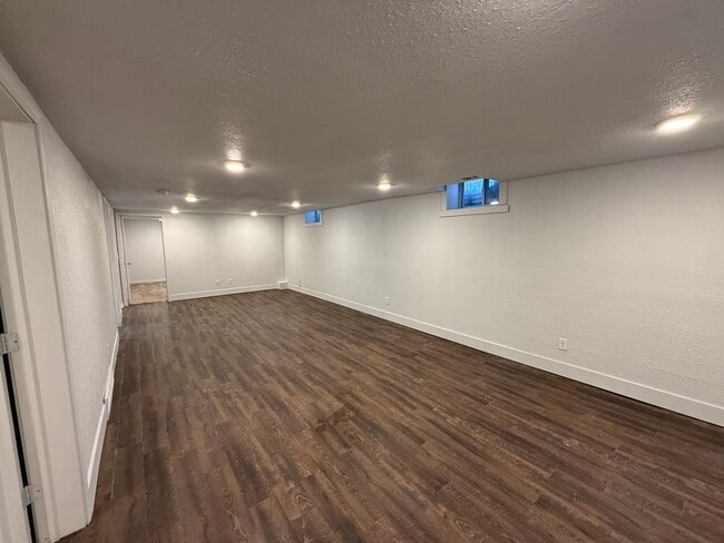 Building Photo - 3 Bedroom Home