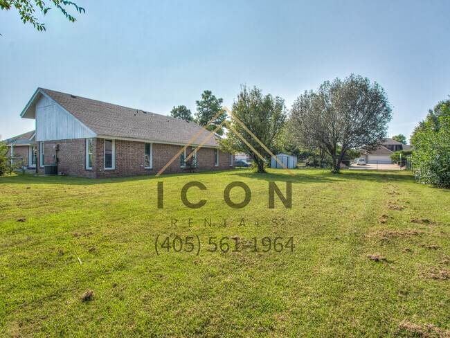 Building Photo - 515 N Robin Way