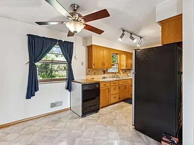 Building Photo - Welcome to this charming 3 bedroom, 3 bathroom home in the desirable Minnetonka. Avail. April 1st...