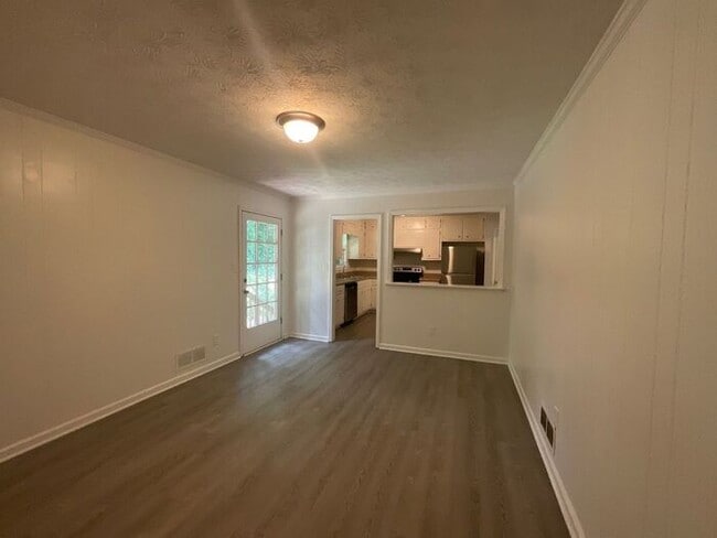 Building Photo - 545 Navarre Dr