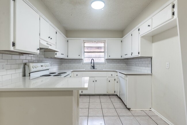 Building Photo - 4 Bedroom Rent to Own Home Available!