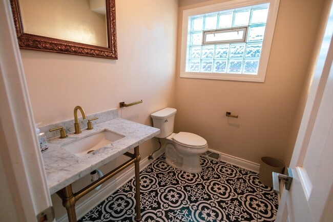 Building Photo - 7916 McVicker Ave