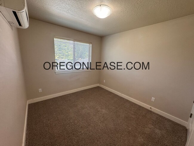 Building Photo - 3 bedroom 2.5 bath townhouse in Cal Young ...