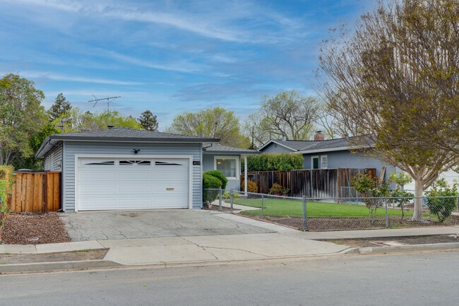Building Photo - 405 S Fernwood Cir