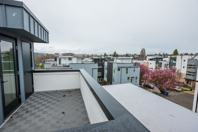 Building Photo - One year old townhome