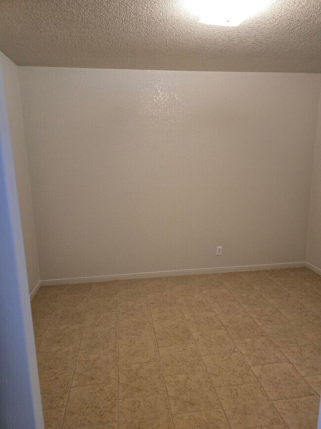 Building Photo - 1602 Van Zanten Dr