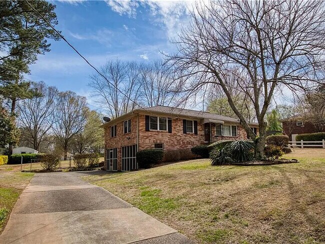 Building Photo - 425 Plantation Rd SW