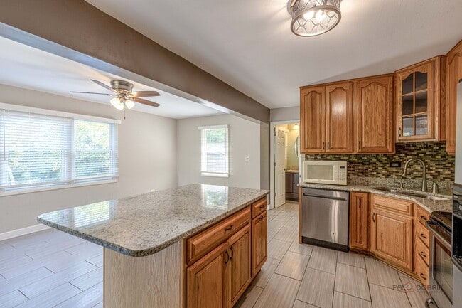Building Photo - 697 Hickory Dr