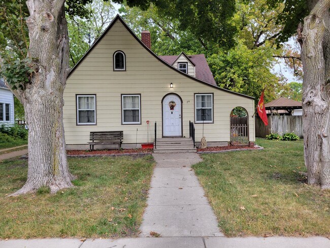Primary Photo - 24 Main St S