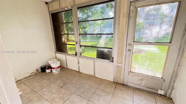 Building Photo - 5525 N Lakewood Cir