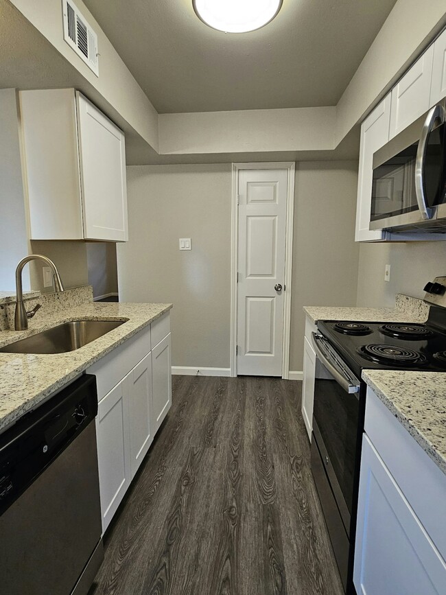 Building Photo - 2811 Woodbury Dr