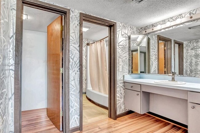 Building Photo - 4 Nottingham Way