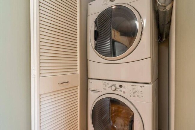 Building Photo - 350 N 2nd St