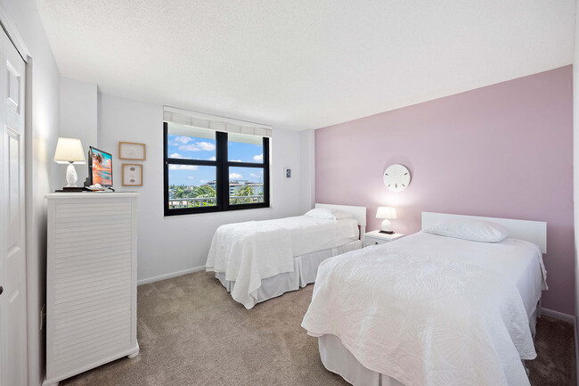 Building Photo - 260 Seaview Ct