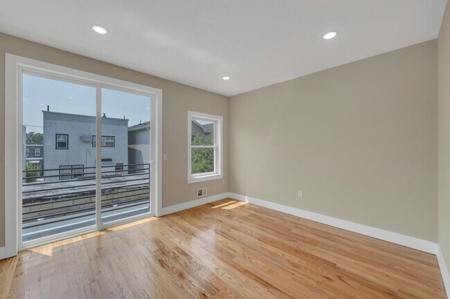 Building Photo - 275 Pearsall Ave