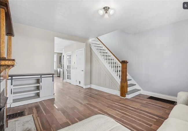 Building Photo - Charming 2 bedroom/1.5 bathroom updated home-Mt. Washington
