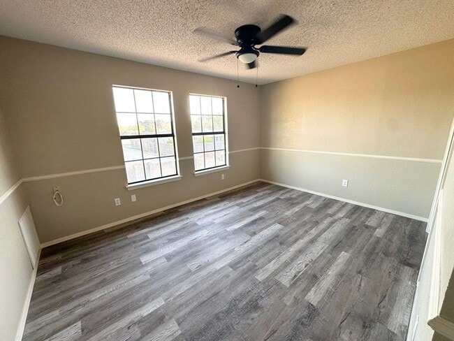 Building Photo - 5 Bedroom 3.5 Bath Ready to Rent ASAP!