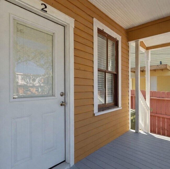 Building Photo - Cozy 1-bedroom 1-batn duplex on Galveston Island