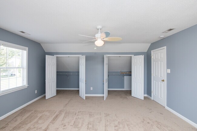 Building Photo - 4 Bedroom 2 Bath