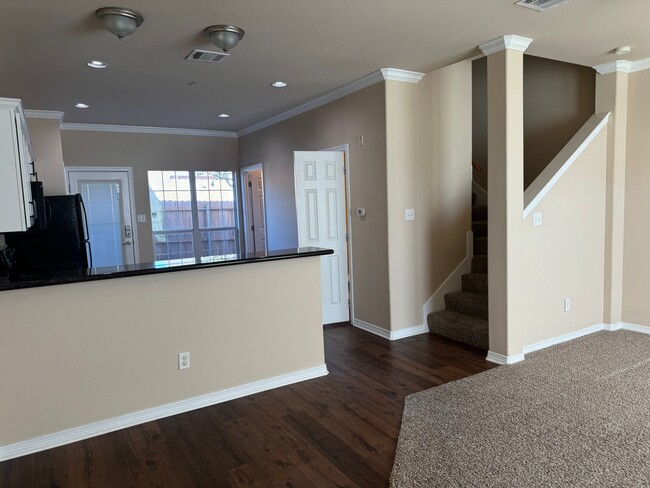 Building Photo - JULY MOVE IN - Spacious 3 Bedroom 3.5 Bath...