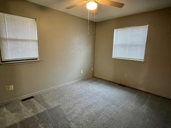 Building Photo - Beautiful Remodeled Mustang Home!