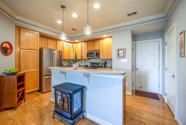 Building Photo - Bright and Modern Home with Prime Commuter...