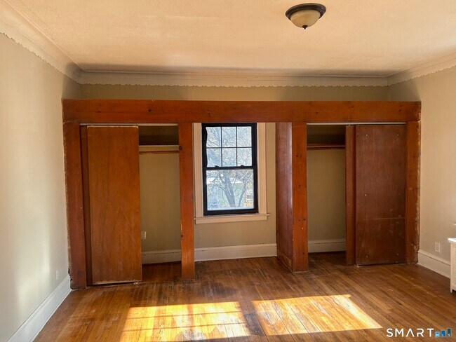 Building Photo - 304 Edgewood St